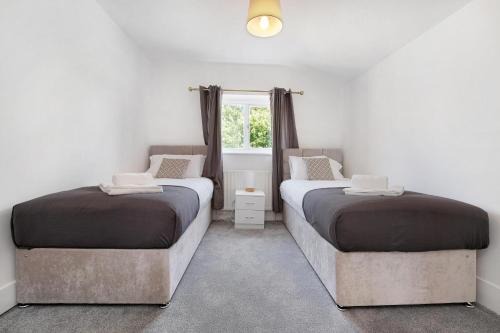Ashford House | Spacious 5-Bedroom 2-Bath Home in Stanwell