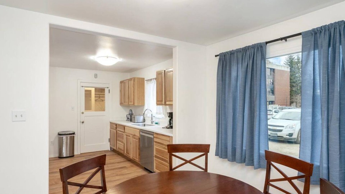 South Addition House | Spacious 5-bedroom, 2 Level House in Downtown Anchorage