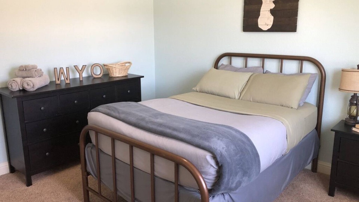Laramie House | Spacious 5 bedroom, 3.5 bath home. Great for individuals, groups, and families!