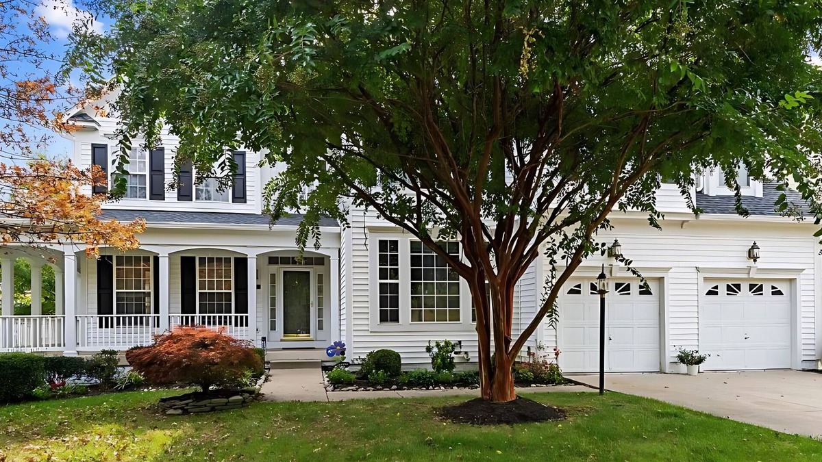 Woodmore House | Spacious 5-bedroom 4-bath house with office in Bowie AC, WiFi. Enjoy your stay