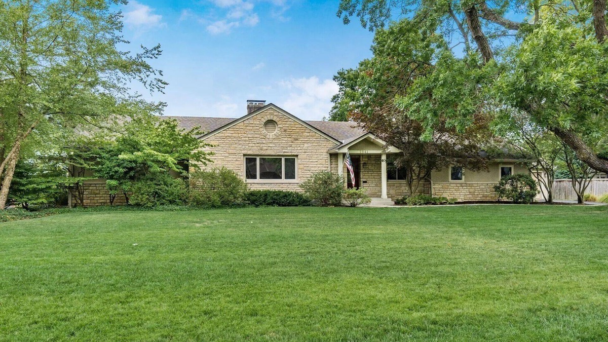 Upper Arlington House | Spacious 5-bedroom and 5 bathroom house in Upper Arlington's Canterbury area.