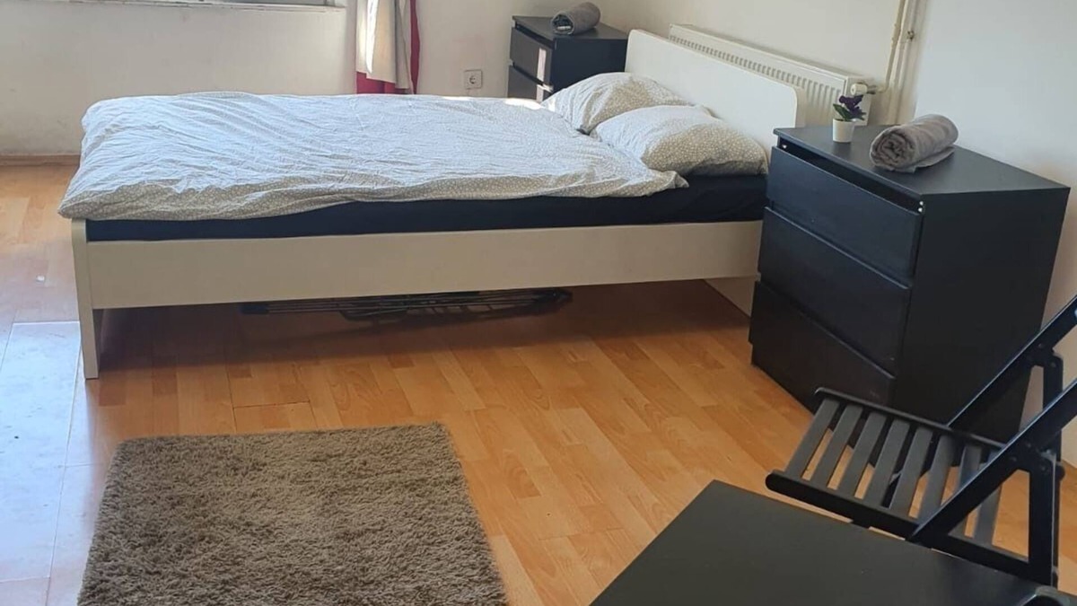Palace District Apartment | Spacious 5-bedroom apartment with WiFi, AC at Corvin