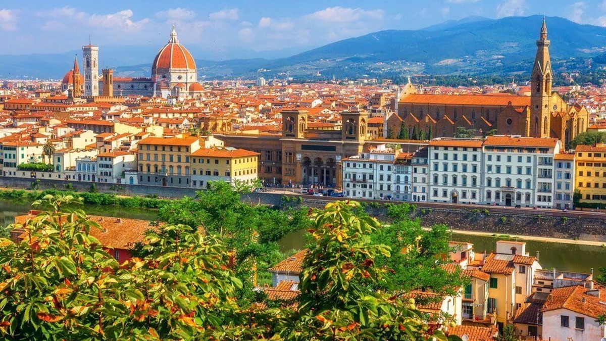 Santissima Annunziata Apartment | Spacious 5-bedroom apartment in charming Firenze with AC