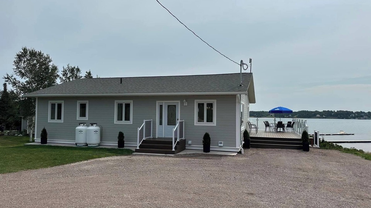 Montague House | Spacious 5-bedroom beach house in charming Roma Point with WiFi, AC