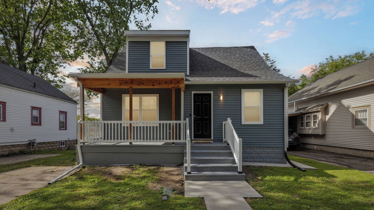 Lansing House | Spacious 5-bedroom building with WiFi, AC in fabulous Lansing