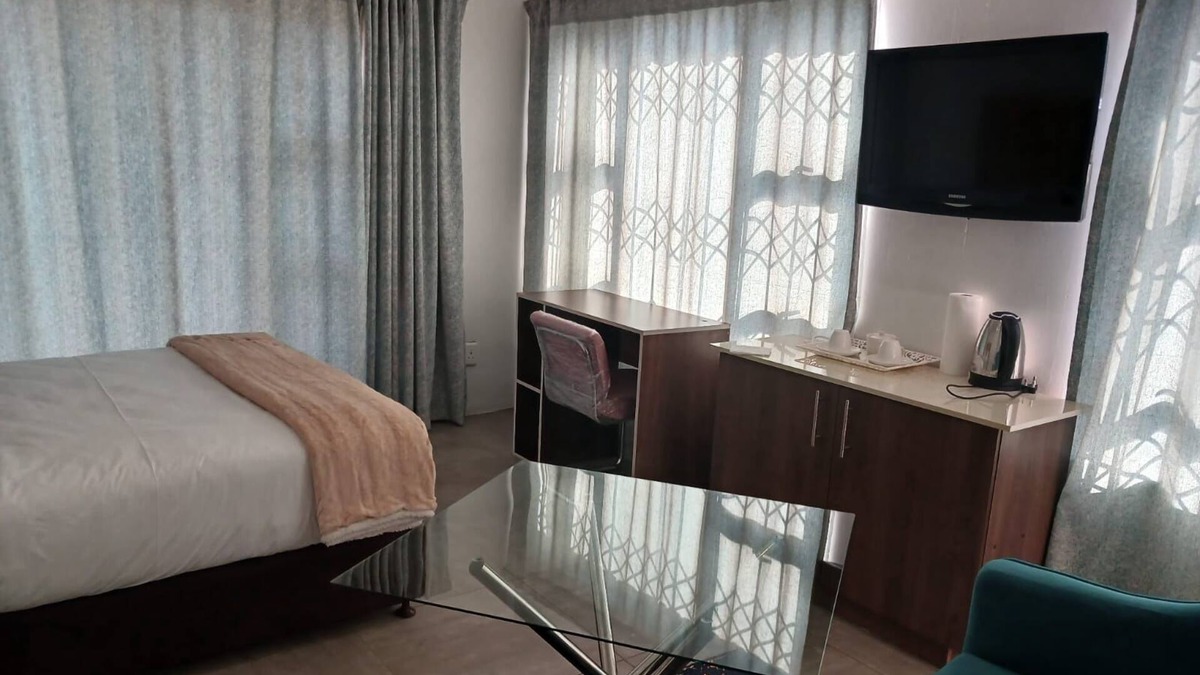 Greater Johannesburg Metropolitan Area House | Spacious 5-bedroom bungalow in delightful Midrand with AC, WiFi