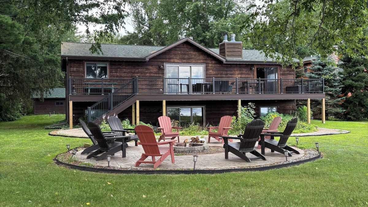 Necedah House | Spacious 5 Bedroom Castle Rock Lake Front Home
