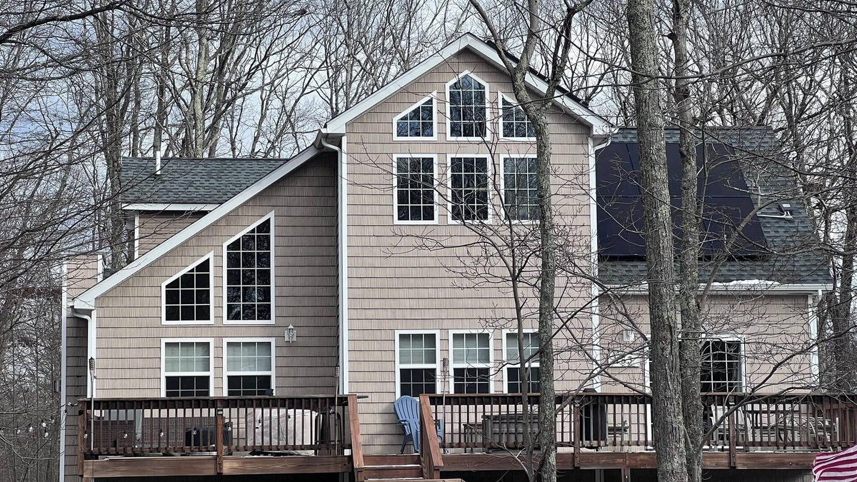 Lackawaxen Ski Chalet | Spacious 5-bedroom chalet in Masthope with WiFi, AC. 2 Minutes to Ski Mountain