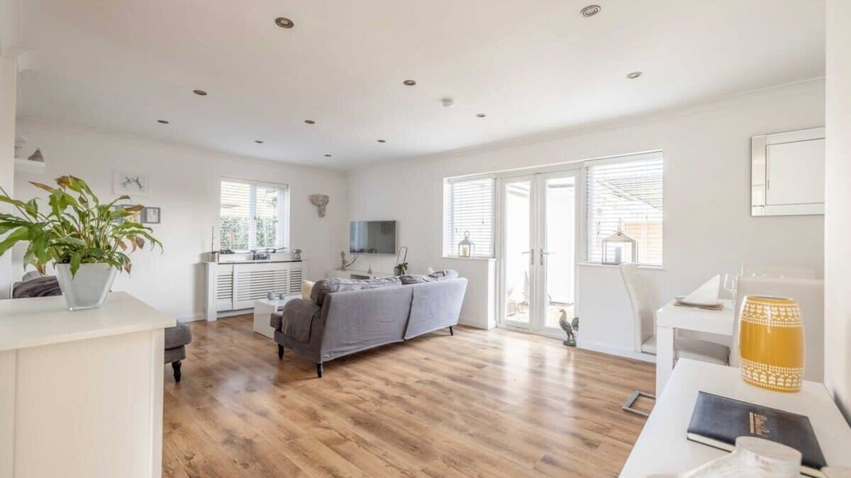 Fifield House | Spacious 5-Bedroom Family Home in Windsor