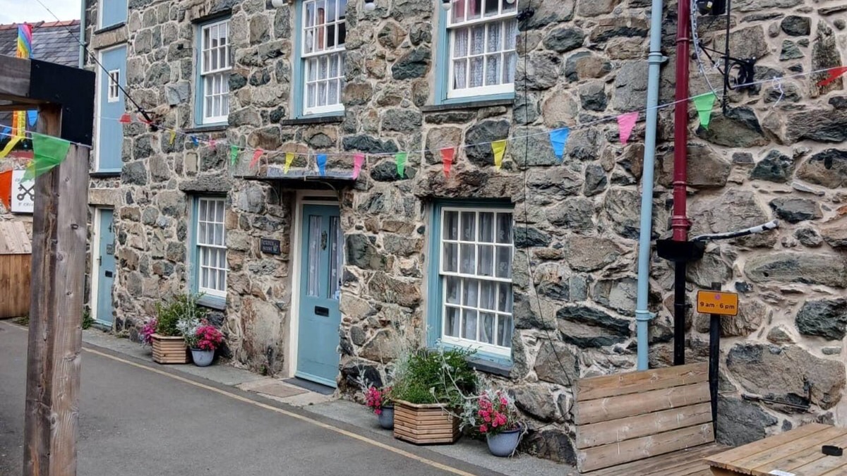 Dolgellau House | Spacious 5 bedroom house, nestled at the base of Cadair Idris mountain range.