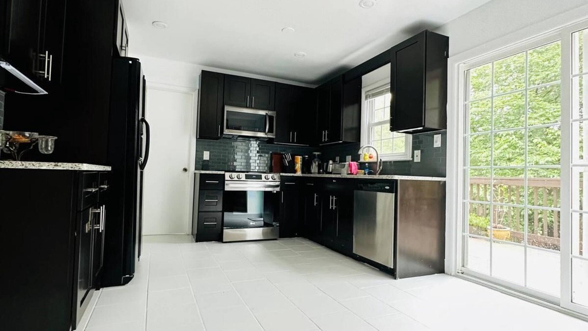 Groveton House | Spacious 5-bedroom house in lovely Alexandria with WiFi, AC