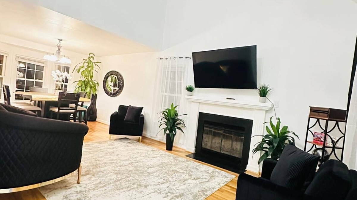 Groveton House | Spacious 5-bedroom house in brilliant Alexandria with fitness room, WiFi