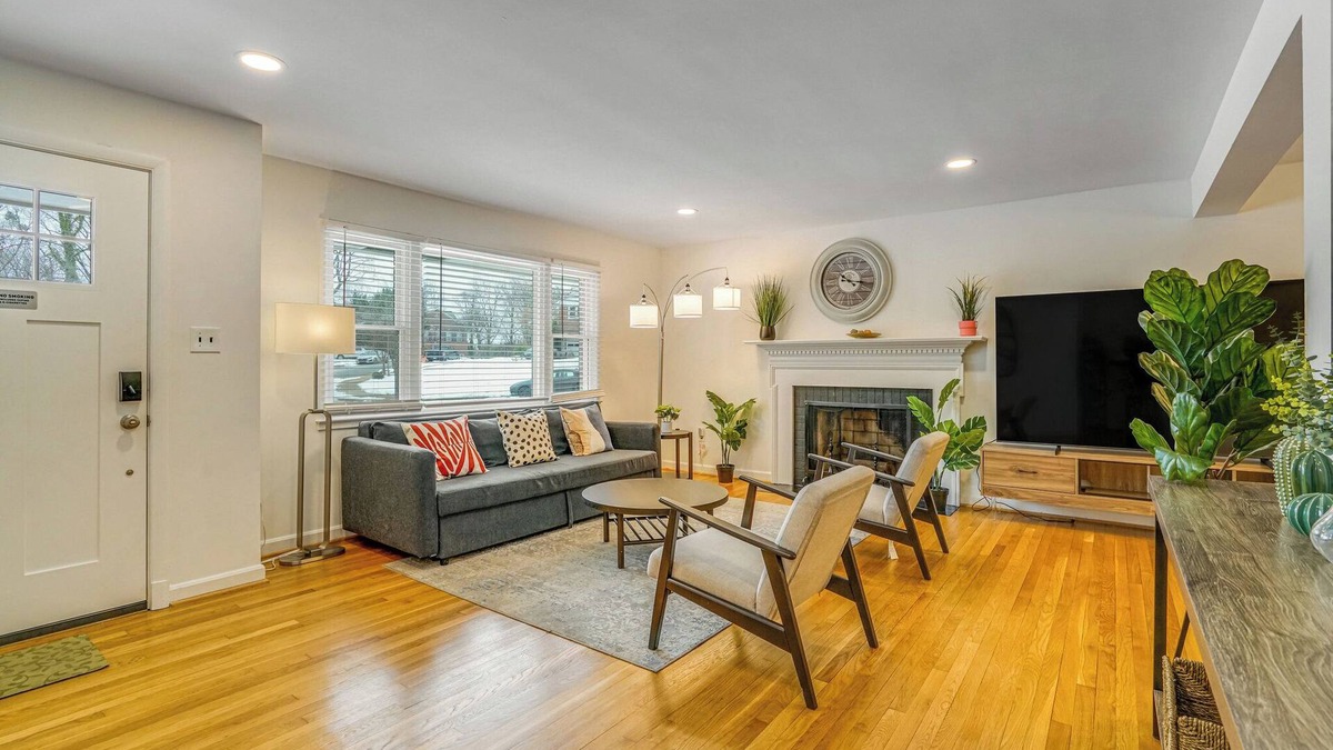 Alexandria West House | Spacious 5-bedroom house with AC, WiFi in delightful Alexandria
