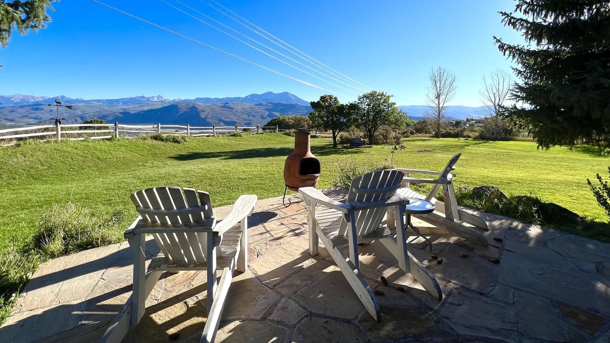 Carbondale House | Spacious 5+ Bedroom, Hot Tub, great Mountain Views. Half hour to Aspen Snowmass.