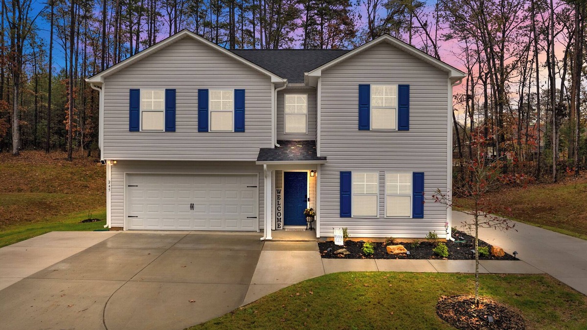 New London House | Spacious 5-bedroom house half mile from Lake Badin launch with space for boats