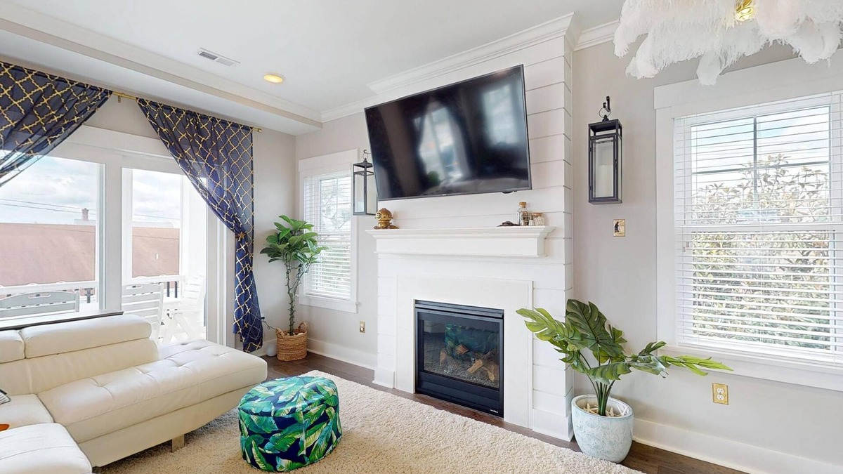 North End House | Spacious 5-bedroom house, elevator, multiple decks, linens, everything you need!