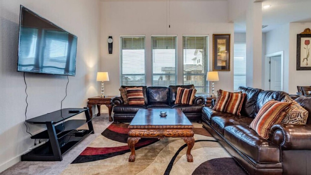 Hutto House | Spacious 5-bedroom house in delightful Round Rock with high speed WiFi,