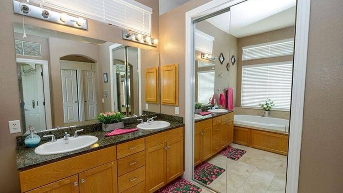 Elk Grove House | Spacious 5-bedroom house in delightful Elk Grove with AC, WiFi,fitness equipment