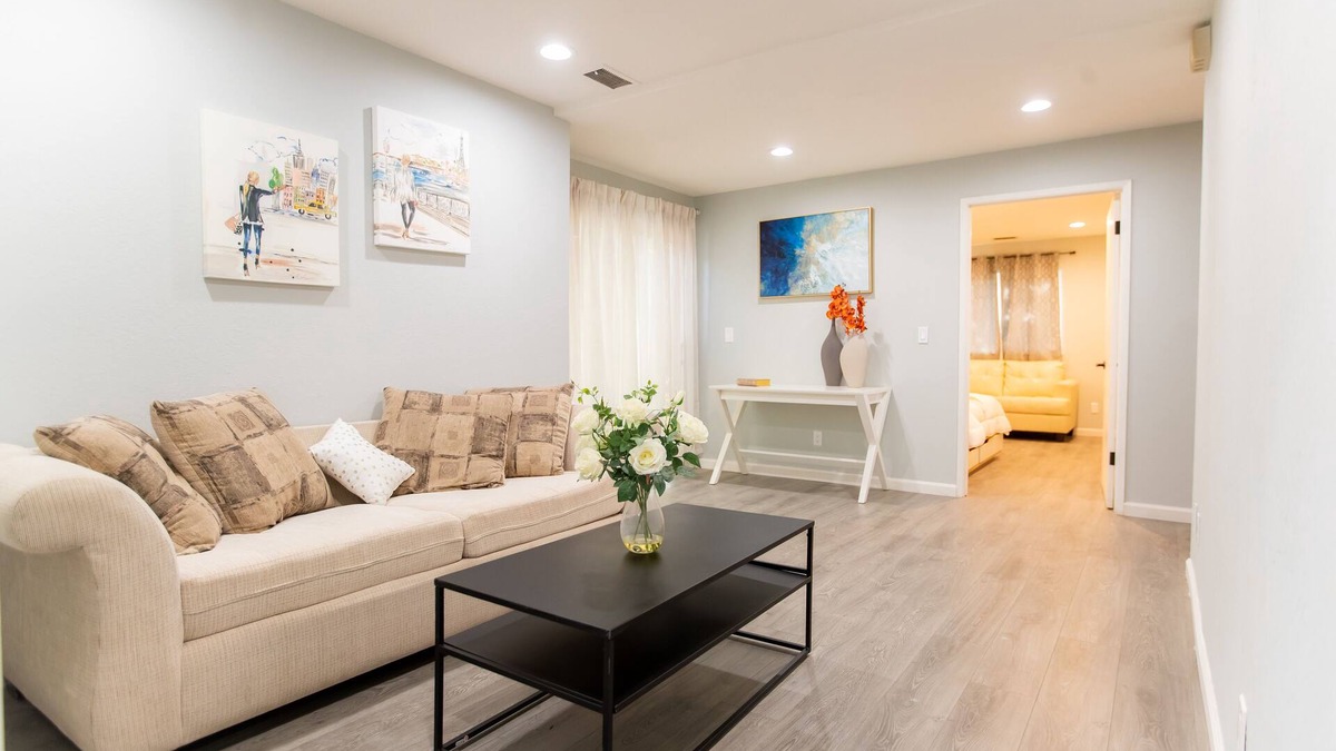 Willow Glen House | Spacious 5 Bedroom Home! Free WIFI! AC & HEAT!