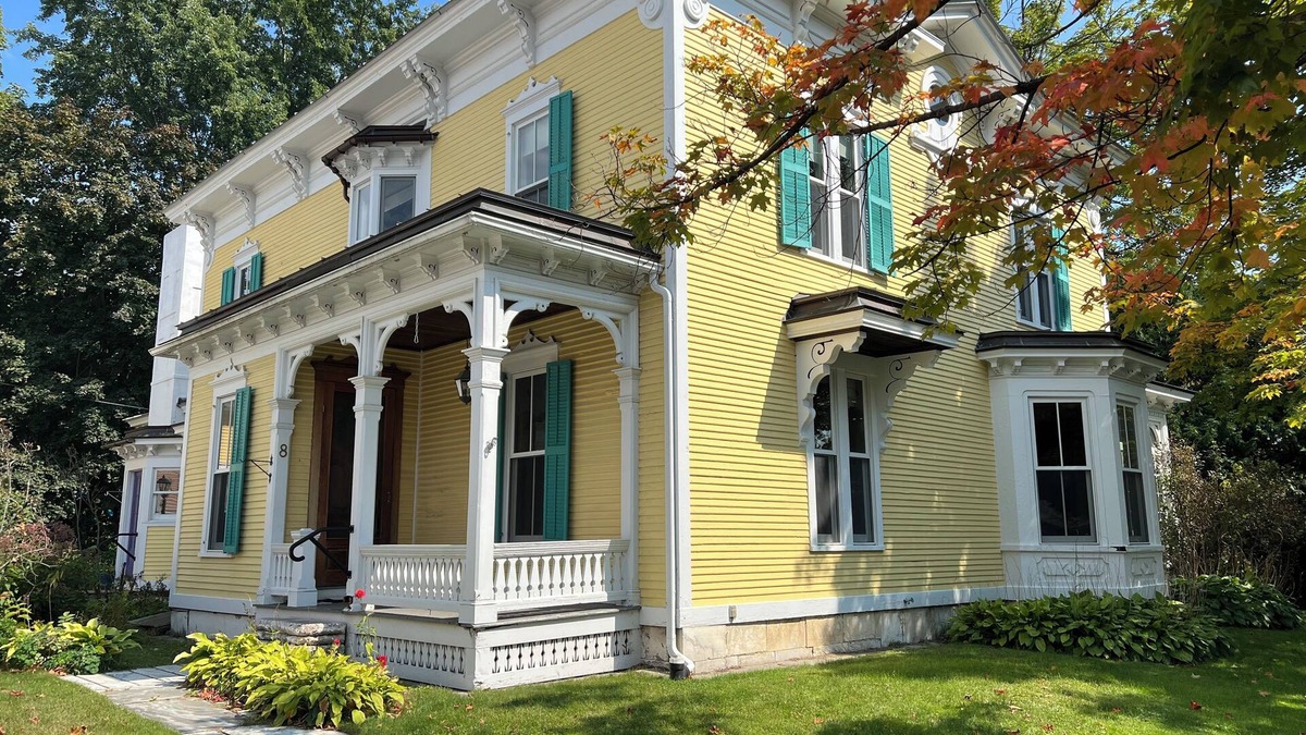 Brandon House | Spacious 5-bedroom home in downtown Brandon