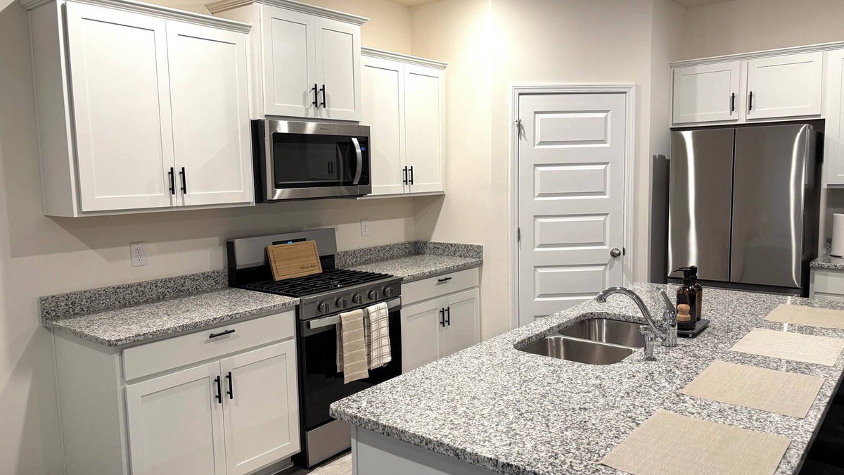 Newnan House | Spacious 5-Bedroom Home Near Piedmont Hospital in Newnan with AC, WiFi, W&D