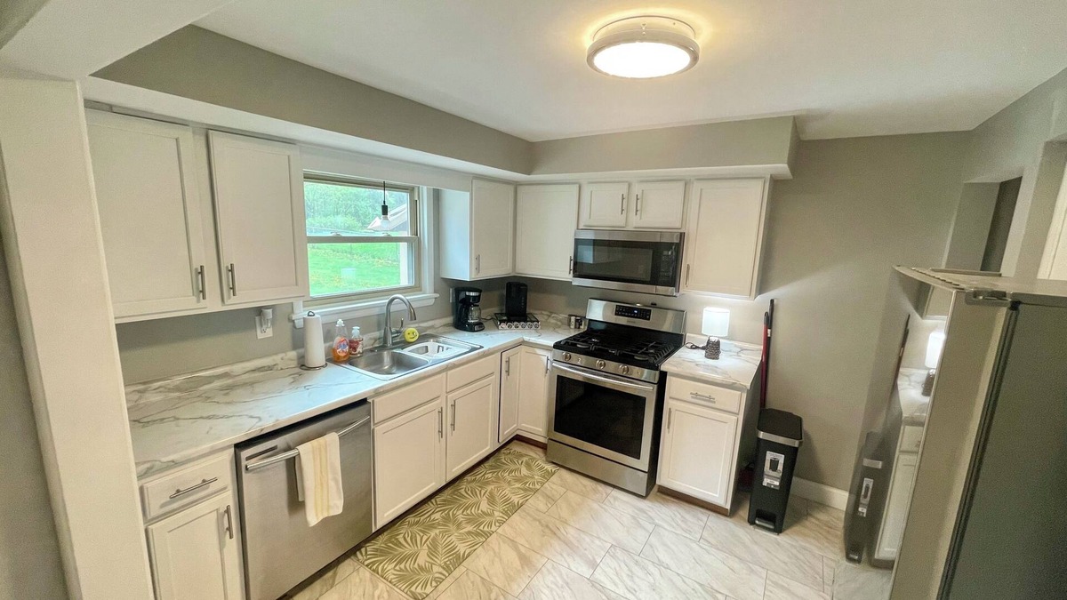 Rockford House | Spacious 5-bedroom house with AC and WiFi in brilliant Machesney Park