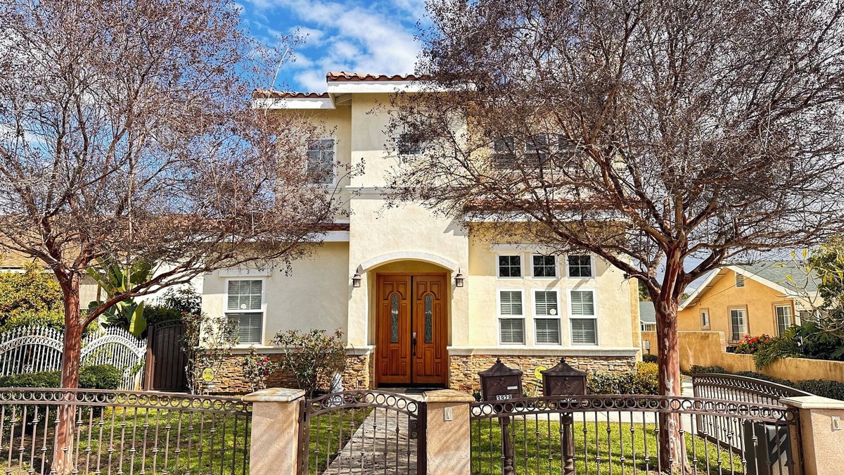 San Gabriel House | Spacious 5-bedroom house in charming San Gabriel with Tasla charging