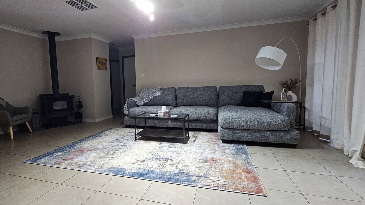 Hannans House | Spacious 5 bedroom house opposite IGA and golf course