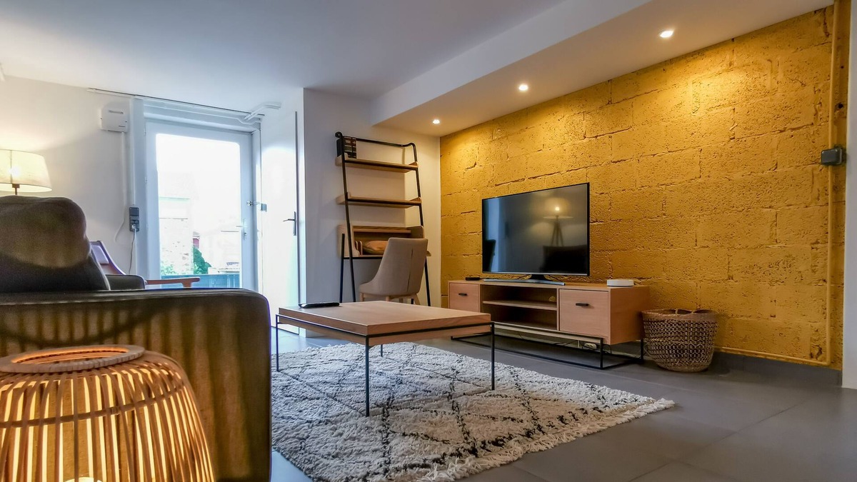 Limoges House | Spacious 5-Bedroom House in Limoges: Near CHU, Parking, Air Conditioning