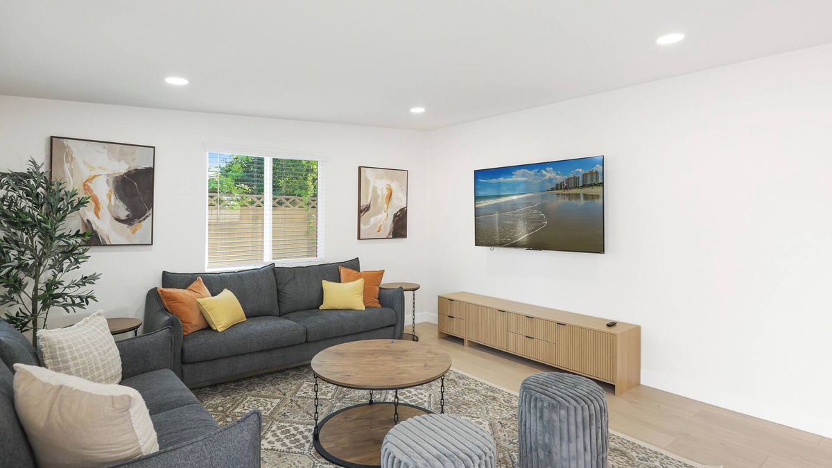 Southwest Anaheim House | Spacious 5-bedroom house near Disneyland and Knott's Berry Farm