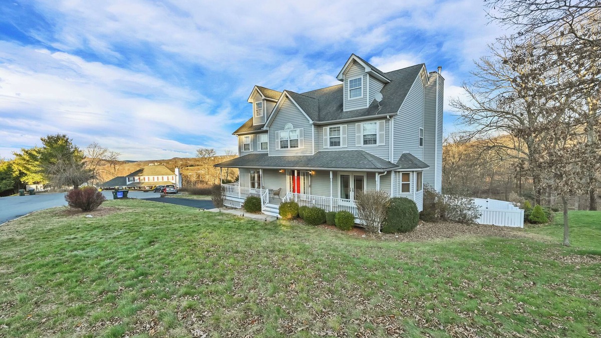 Walton Park House | Spacious 5-bedroom house with pool