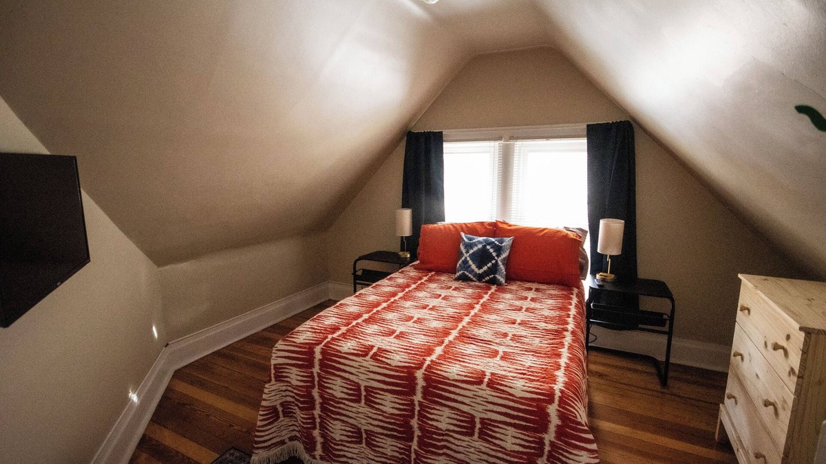 Omaha House | Spacious 5-bedroom house with Wi-Fi and washer/dryer in convenient South Omaha