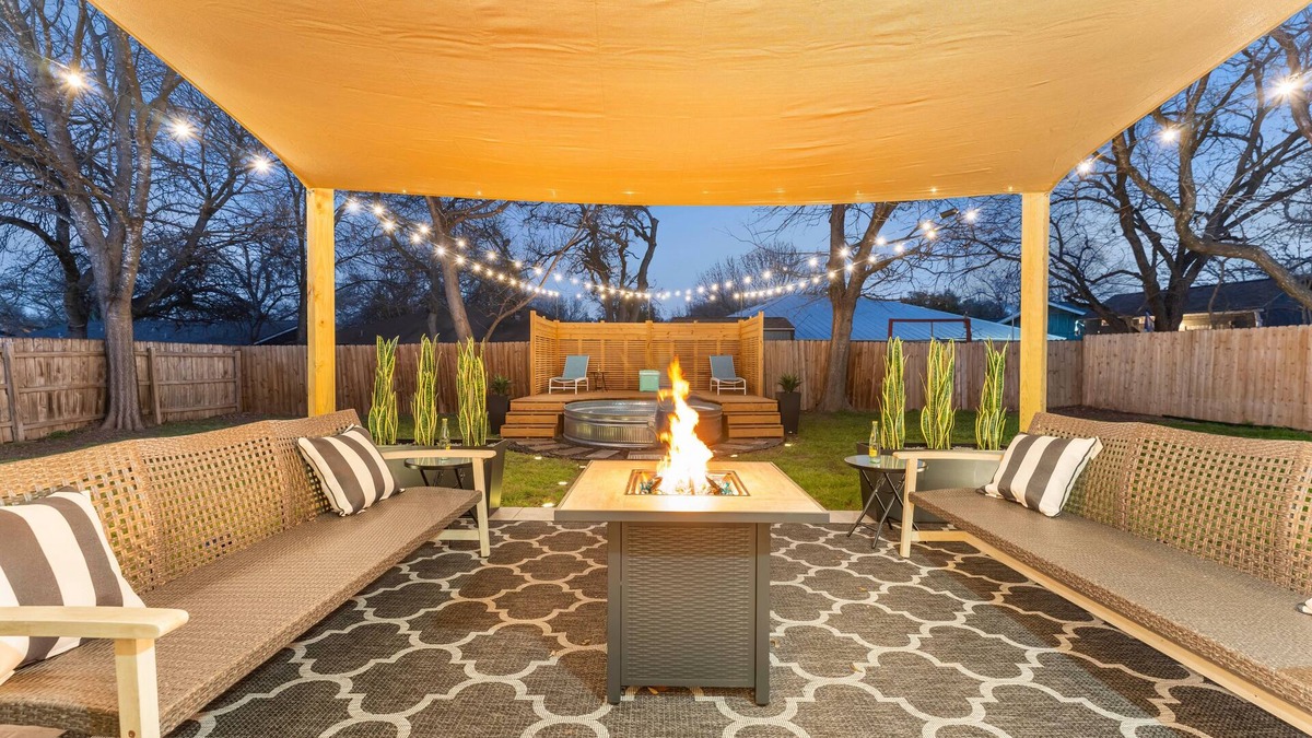Austin House | Spacious 5-bedroom in wonderful South Austin with Cowboy pool and sun deck!