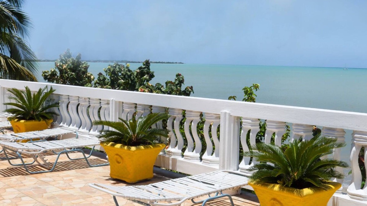 Black River House | Spacious 5-bedroom building in marvelous Black River with AC, WiFi