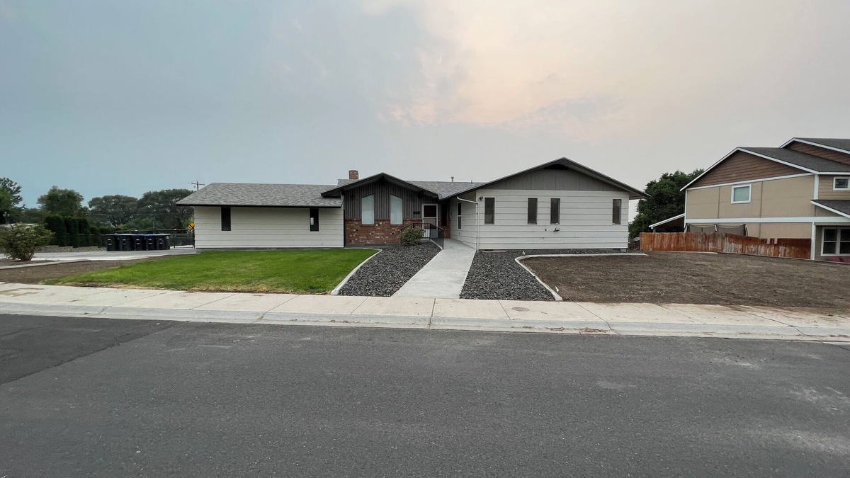 Moses Lake House | Spacious 5-bedroom Lakeview Home Centrally Located