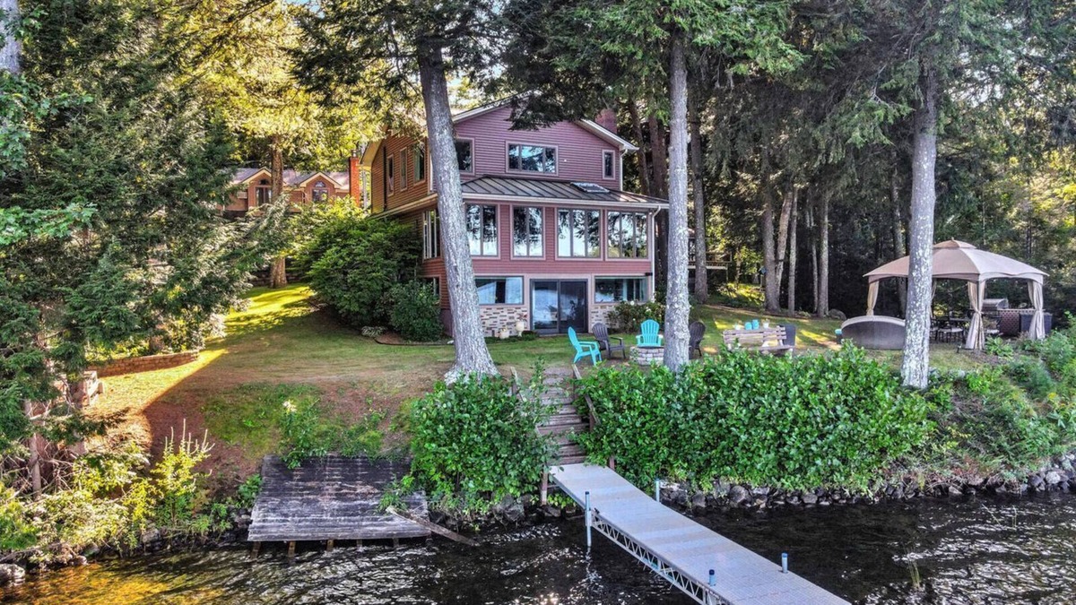 Winthrop House | Spacious 5-bedroom lakefront home on pristine Lower Narrows Pond in Winthrop