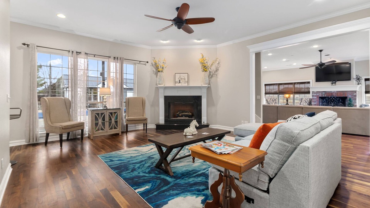 Tulsa House | Spacious 5-bedroom Manor, Movie Room, Hot Tub, Horse Views and Pony Parties