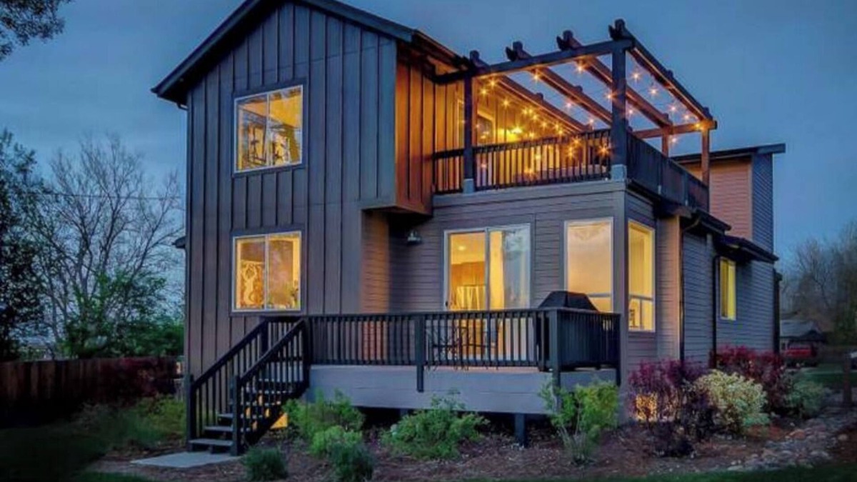 Regis House | Spacious 5-bedroom on Golf Course with Hot Tub Deck and Mountain Views