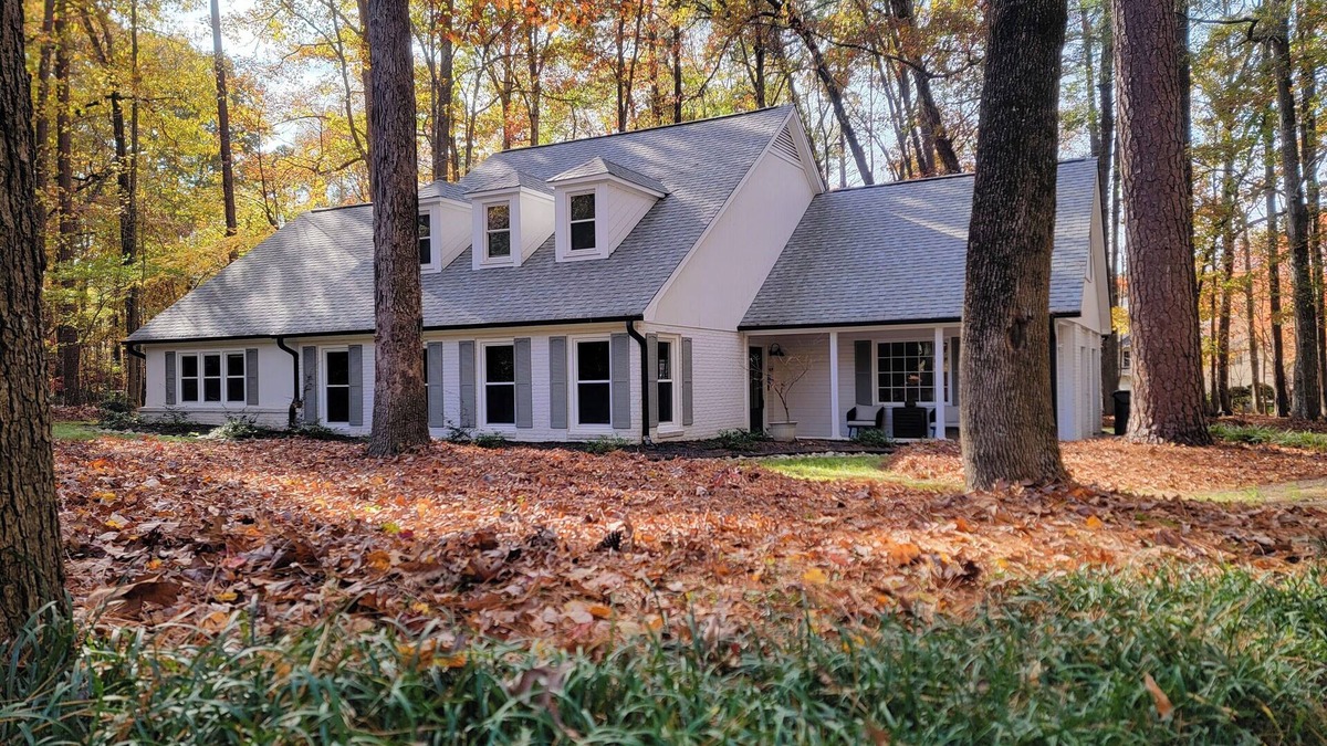 Northwest Raleigh Cottage | Spacious 5 Bedroom, Pure Inviting Luxury Getaway with Separated Family Spaces