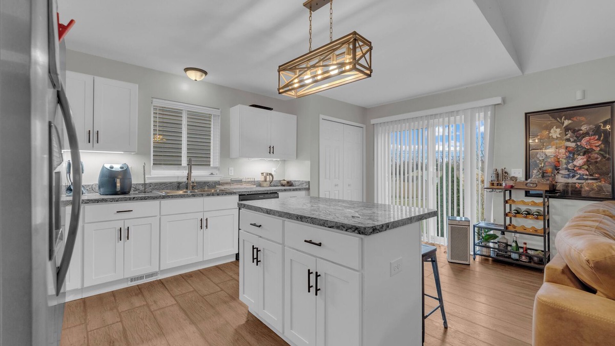 Detroit House | Spacious 5-bedroom Ranch house with WiFi, fitness room in charming Redford