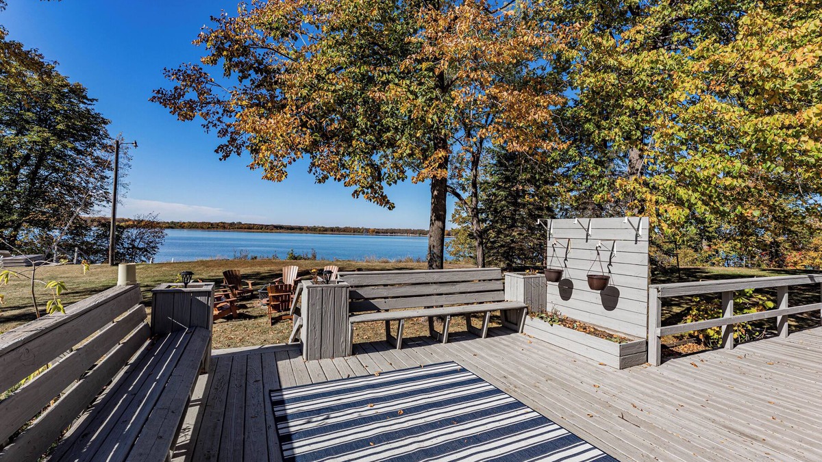 Battle Lake House | Spacious 5-bedroom house on Deer Lake, with Amazing Sunsets and View of the Lake