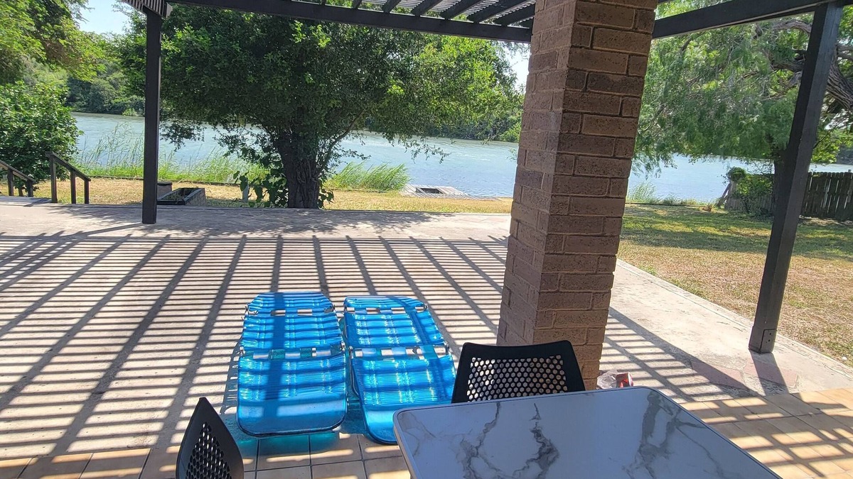 Brownsville House | Spacious 5-bedroom Lake house with AC, WiFi in welcoming Brownsville
