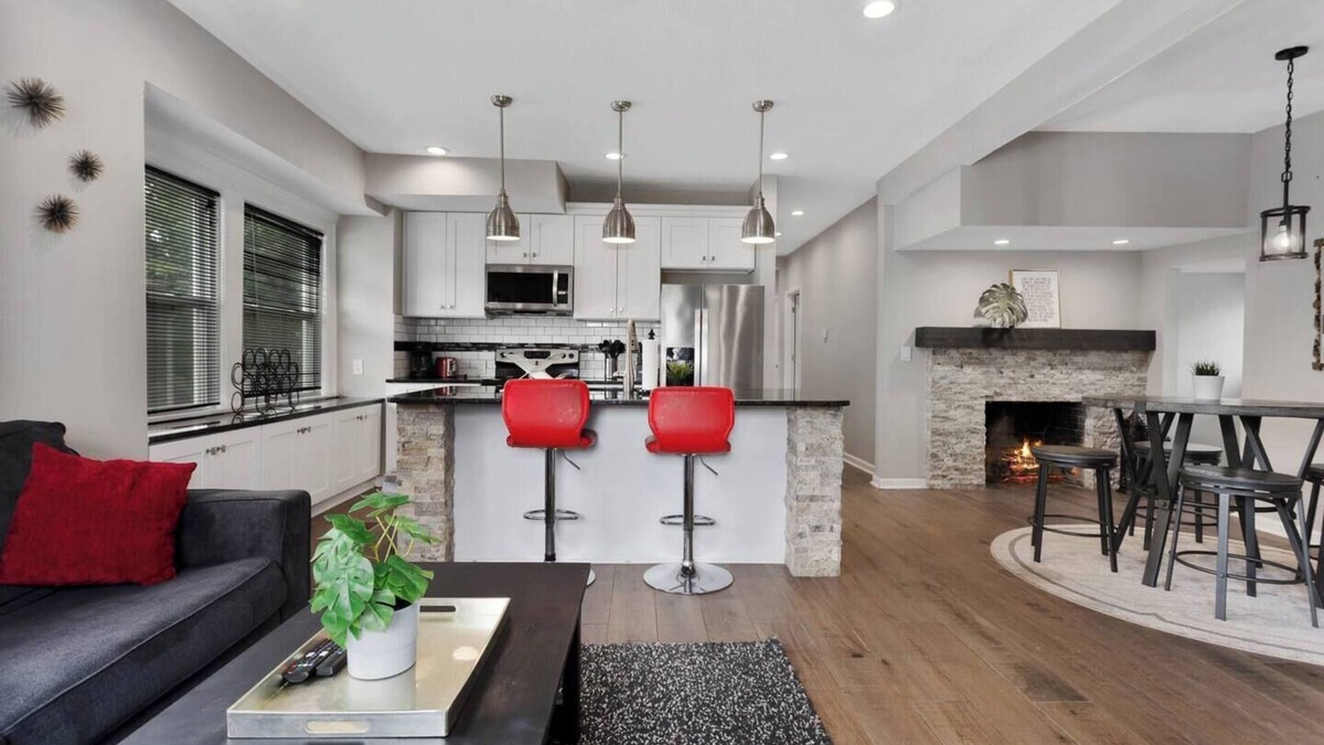 Kansas City Apartment | Spacious 5 Bedroom Duplex In Kansas City! 65/66