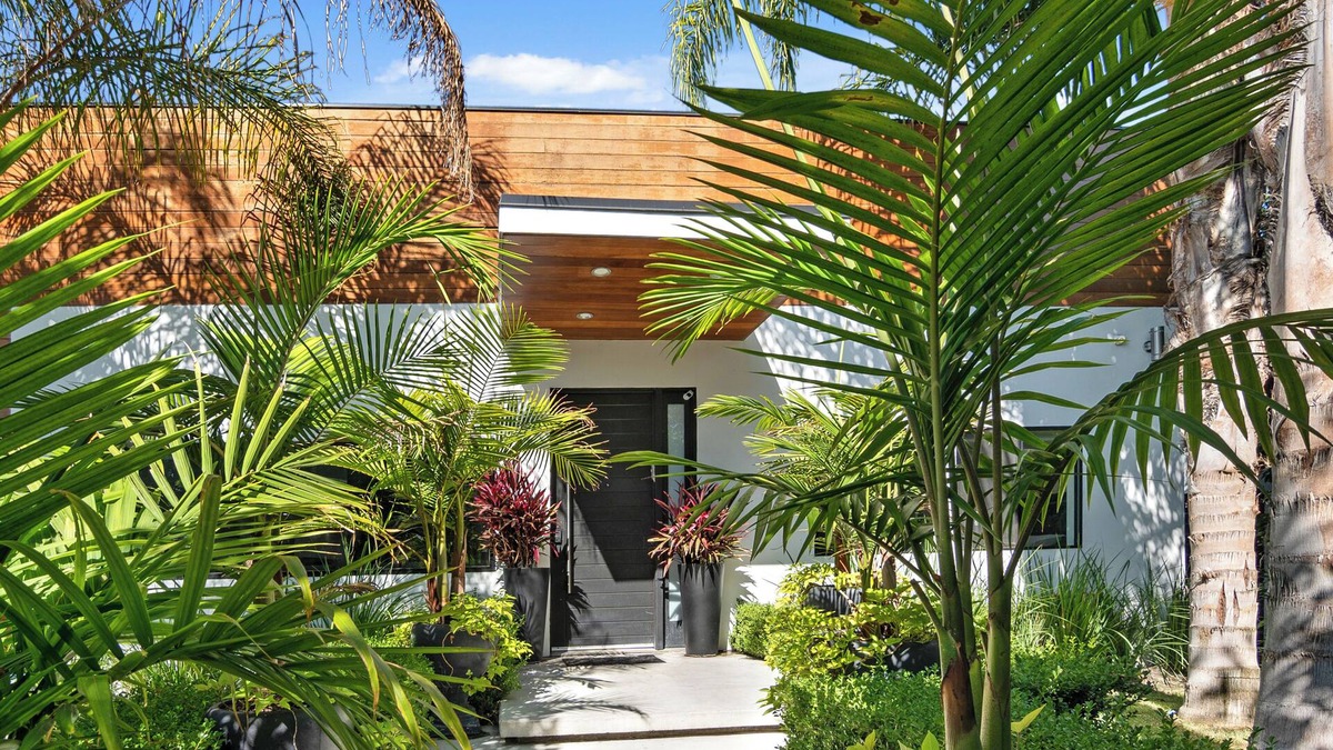 Greater Wilshire - Hancock Park House | Spacious 5-bedroom + heated pool & spa in the heart of LA