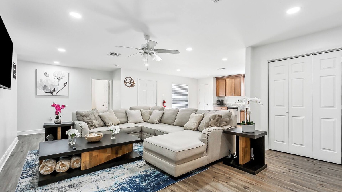 Little Woods House | Spacious 5-bedroom 2-bathroom home
