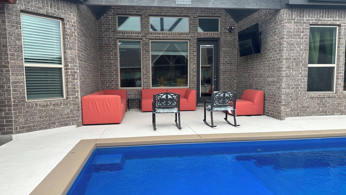 Pflugerville Other | Spacious 5-bedroom farmhouse in peaceful Pflugerville with AC, WiFi