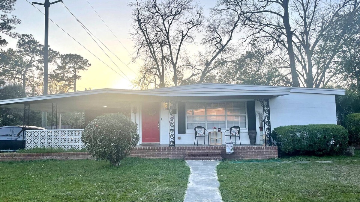 Griffin Heights House | Spacious 5 Bedroom Home, two blocks to FSU. Oversized parking for up to 8 cars