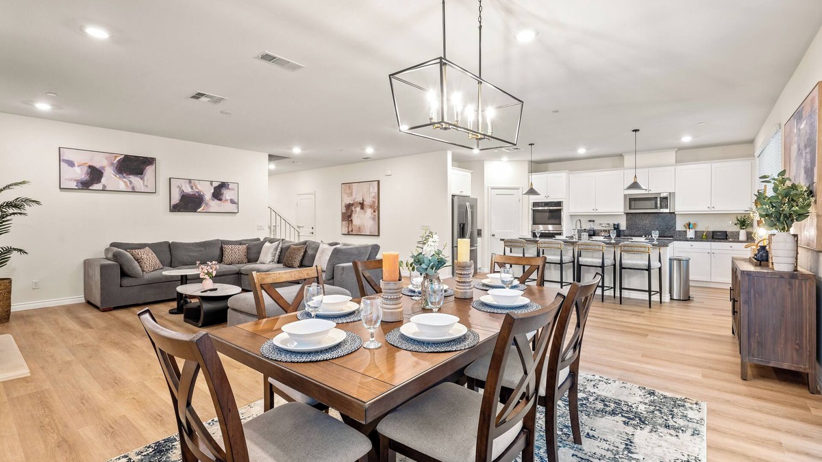 Ontario Villa | Spacious 5-bedroom villa in excellent Ontario with AC NEAR AIRPORT 9 BEDS