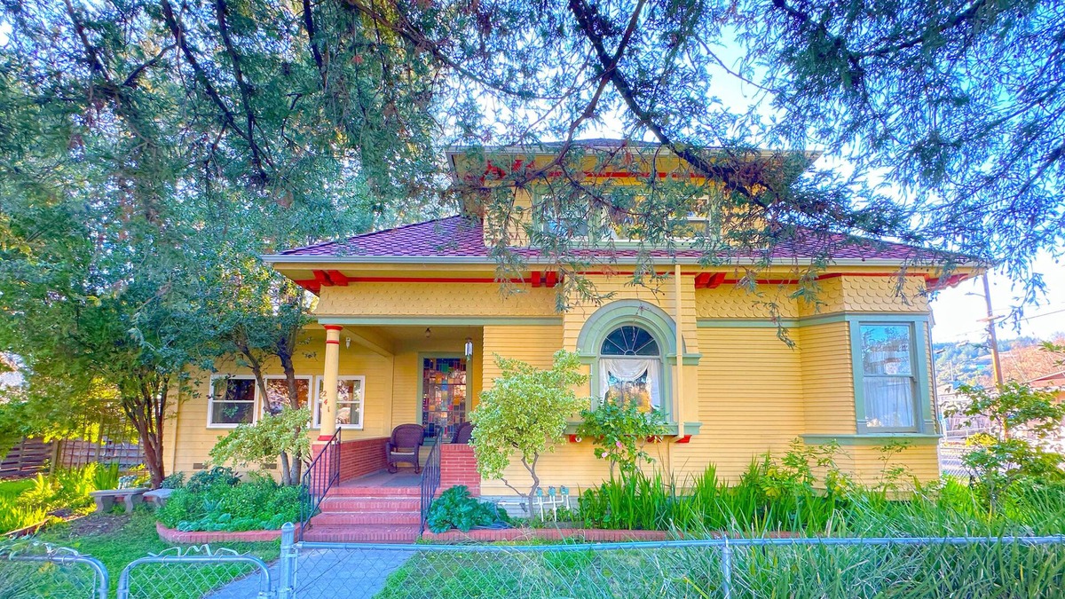 Cloverdale House | Spacious 5-bedroom wine country retreat in downtown Cloverdale
