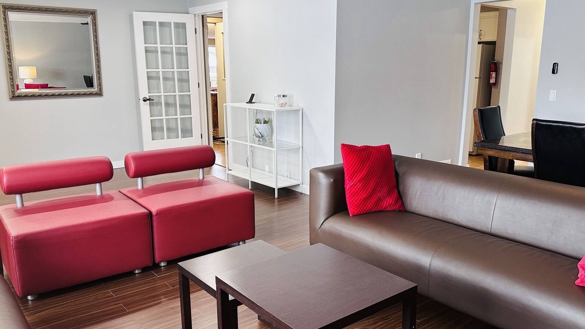 Calgary House | Spacious 5 bedrooms sleep 22